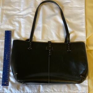 Ann Taylor black Italian leather tote bag/purse with magnetic closure.